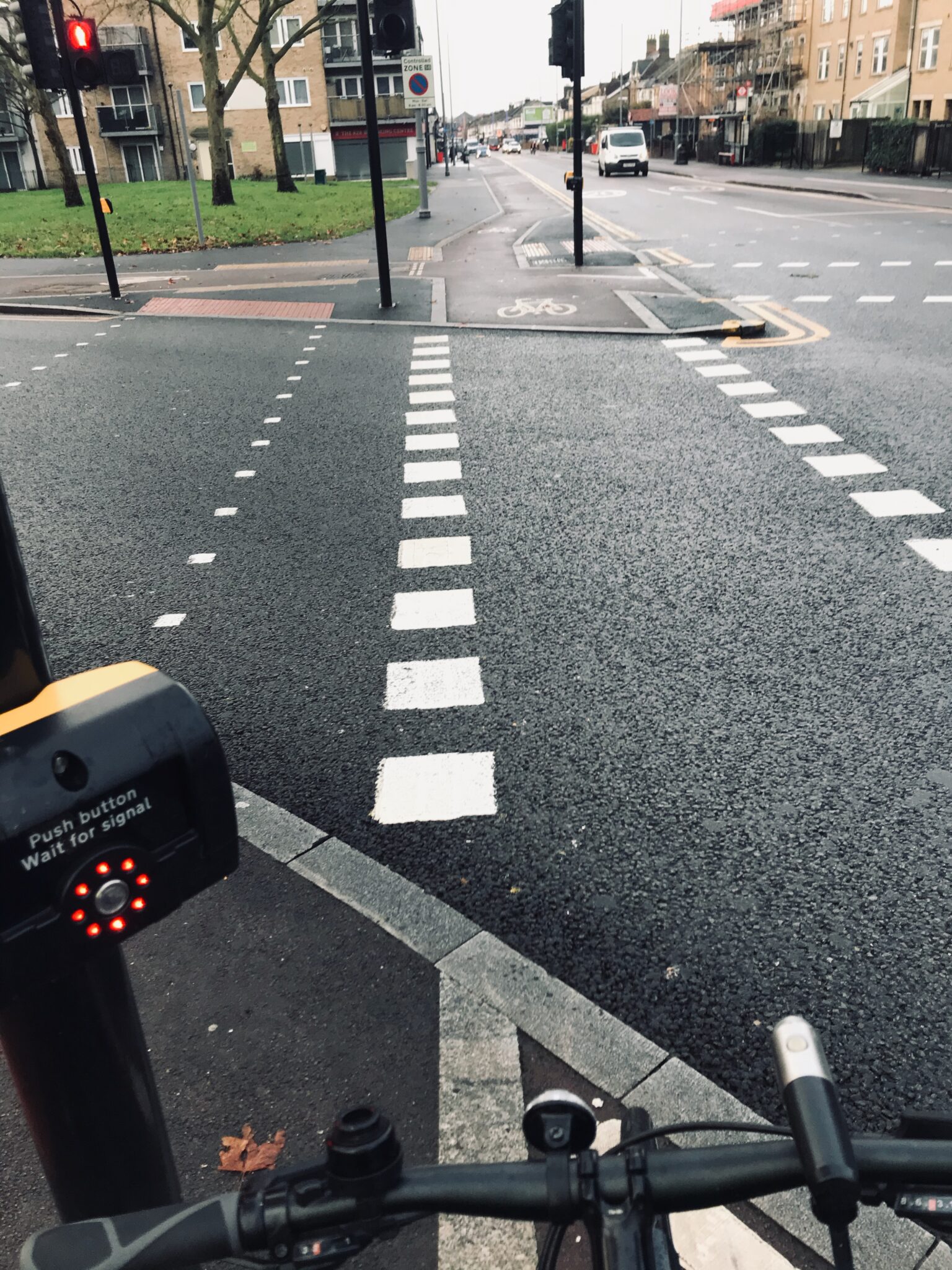 Image 7: A segregated (pedestrian and cycle) signalised crossing (Source: Chris Lord, Epping Forest Transport Action Group https://eftag.org.uk/tales-of-a-cycling-commuter-3-the-lea-bridge-road-lights/)